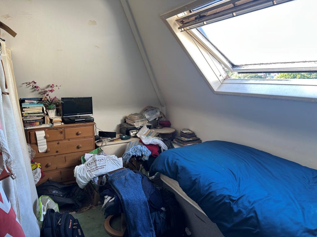Lot: 138 - FREEHOLD BLOCK OF FLATS FOR INVESTMENT - Flat E - Bedroom